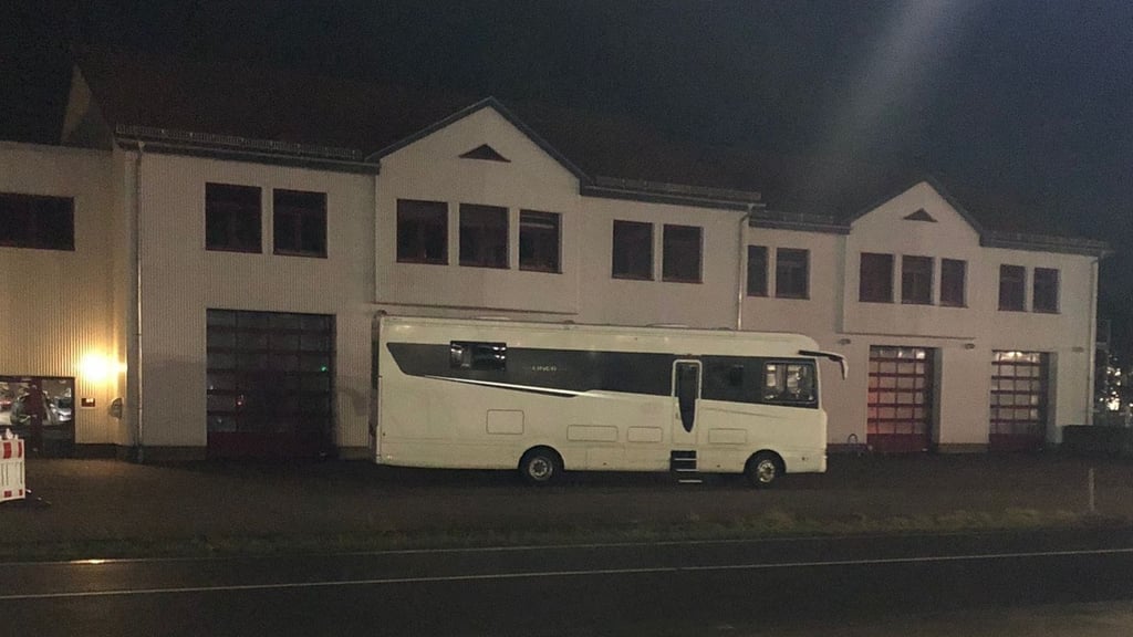 Schlechte Parkplatzauswahl: Ein Wohnmobil blockiert die Ausfahrt der FFW in Jessen.