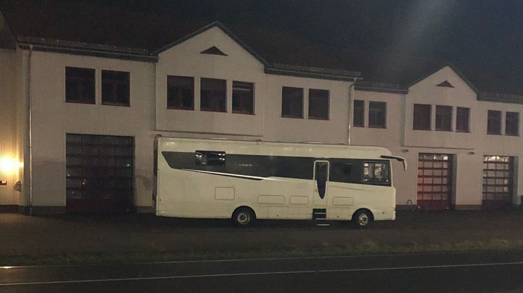 Schlechte Parkplatzauswahl: Ein Wohnmobil blockiert die Ausfahrt der FFW in Jessen.