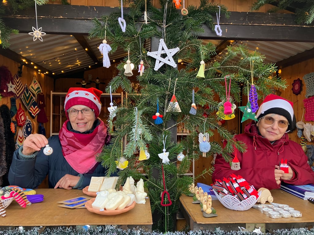 Karin Apel und Indre Lange (von links) vom Bastelkreis Ariadnes Faden der Kirchengemeinde  Berga hatten unter anderem den passenden  Weihnachtsbaumschmuck im Angebot. 