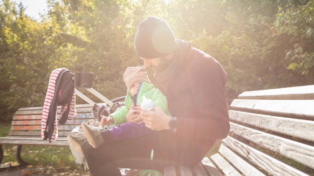 Unbeschwert durch die Elternzeit: Auf Elterngeld wird grundsätzlich keine Steuer fällig. Und trotzdem kann sich die persönliche Steuerlast durch den Bezug erhöhen.