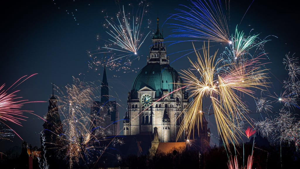 Silvesterraketen gehören zum Jahreswechsel dazu – in privaten Händen können sie aber gefährlich sein. (Archivbild)