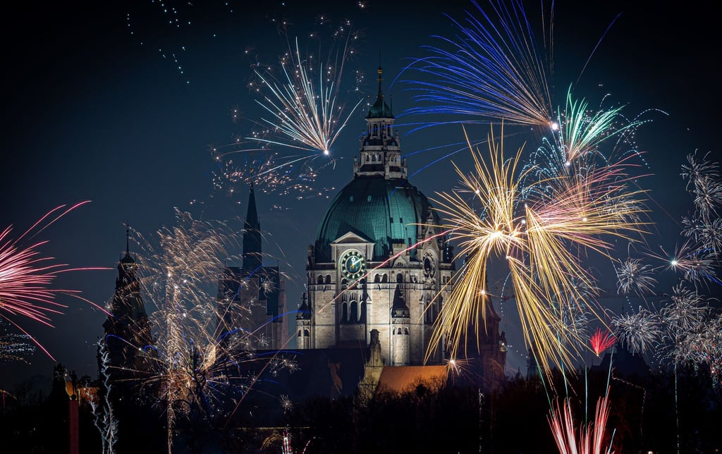 Silvesterraketen gehören zum Jahreswechsel dazu – in privaten Händen können sie aber gefährlich sein. (Archivbild)