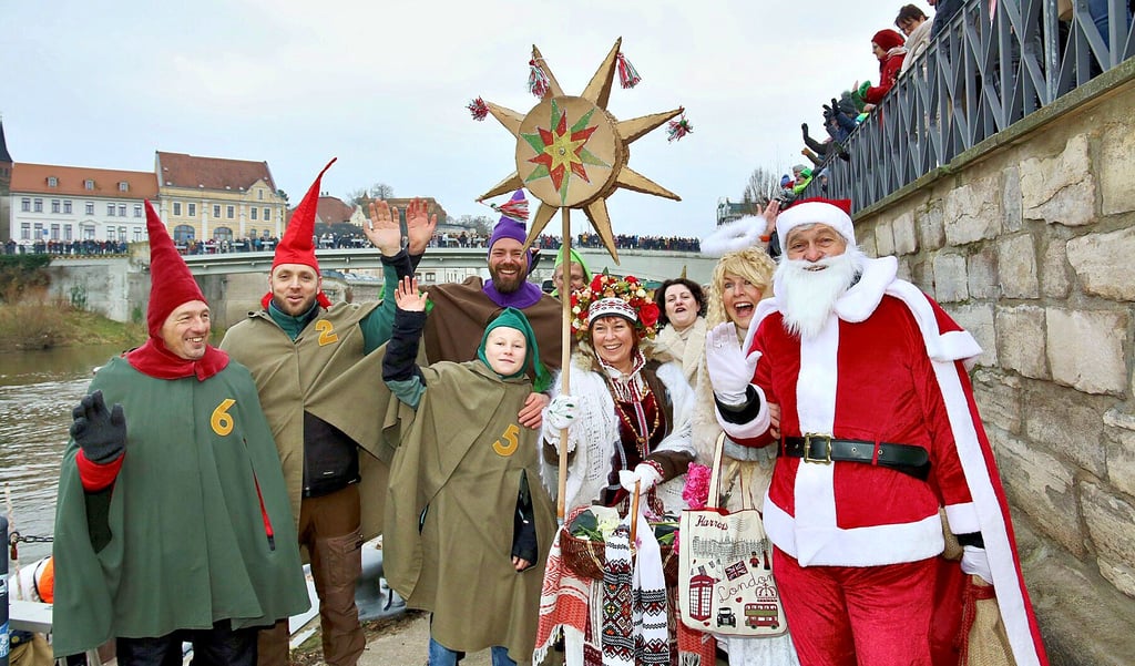 Weihnachts- und Märchenfiguren aus aller Welt kamen zur Eröffnung der Klosterweihnacht mit Booten am Saaleufer in Bernburg an. 