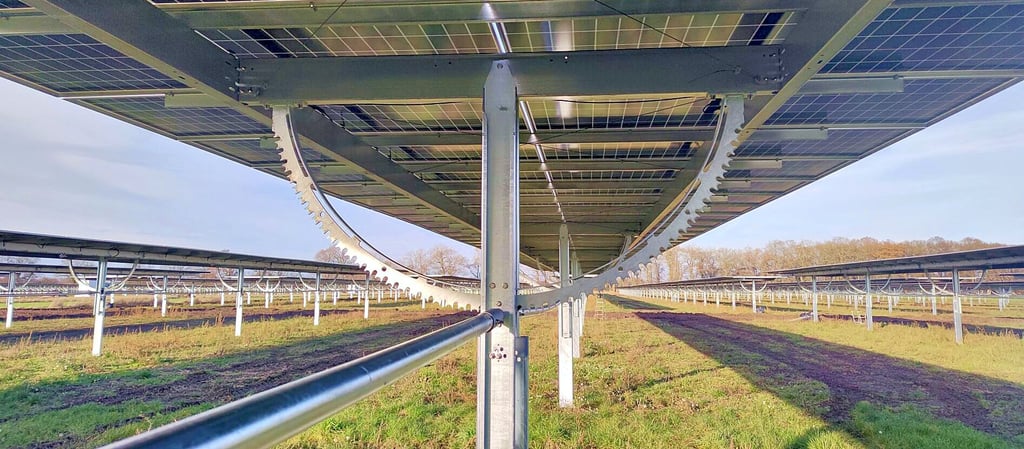 Schwenkbare Solarpaneele mit breiten Flächen dazwischen, die weiter landwirtschaftlich genutzt werden können, machen Agri-PV-Anlagen aus. In Schwarzholz werden sie errichtet, in Schernebeck könnte es bald losgehen.