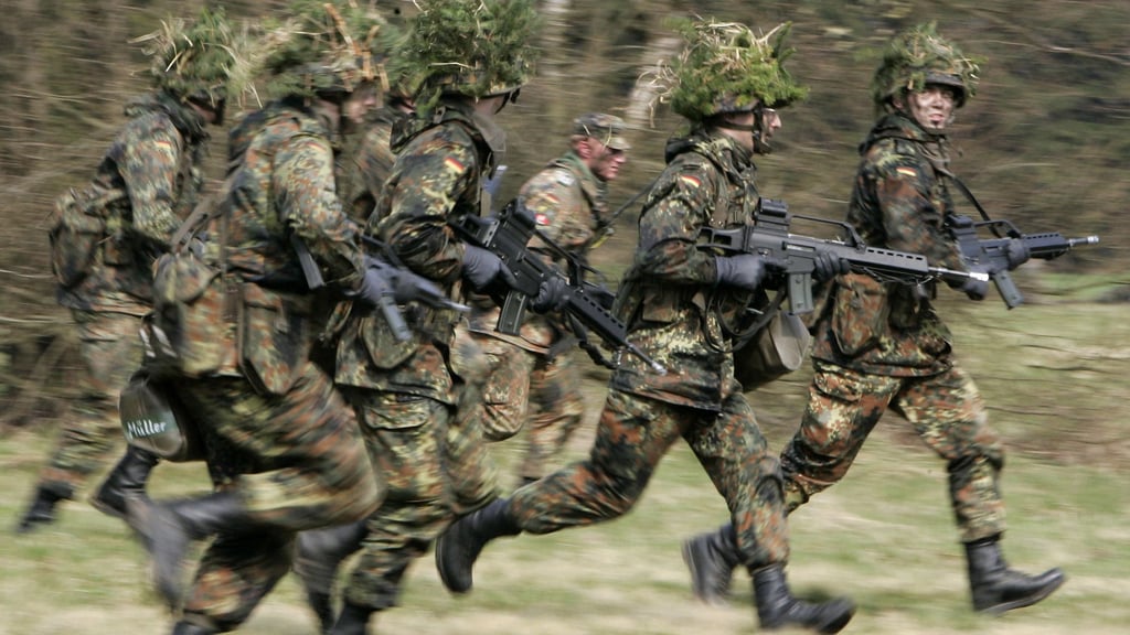 Bundeswehrübung: Neben 10.000 Schuss scharfer Pistolenmunition befanden sich auch 9.900 Schuss Manövermunition für Gewehre im Transporter.