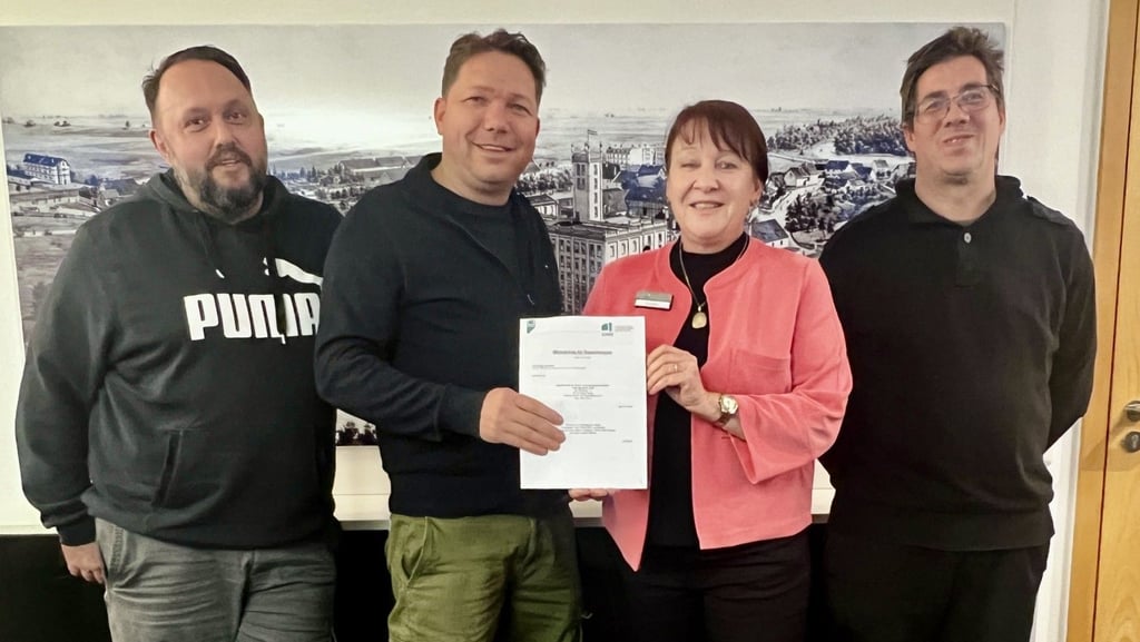 Stefan Werner, Oliver Pretzsch, Jana Kozyk und Jens Schade (v.l.n.r.) unterzeichneten den Mietvertrag für das Restaurant und die Festsäle.