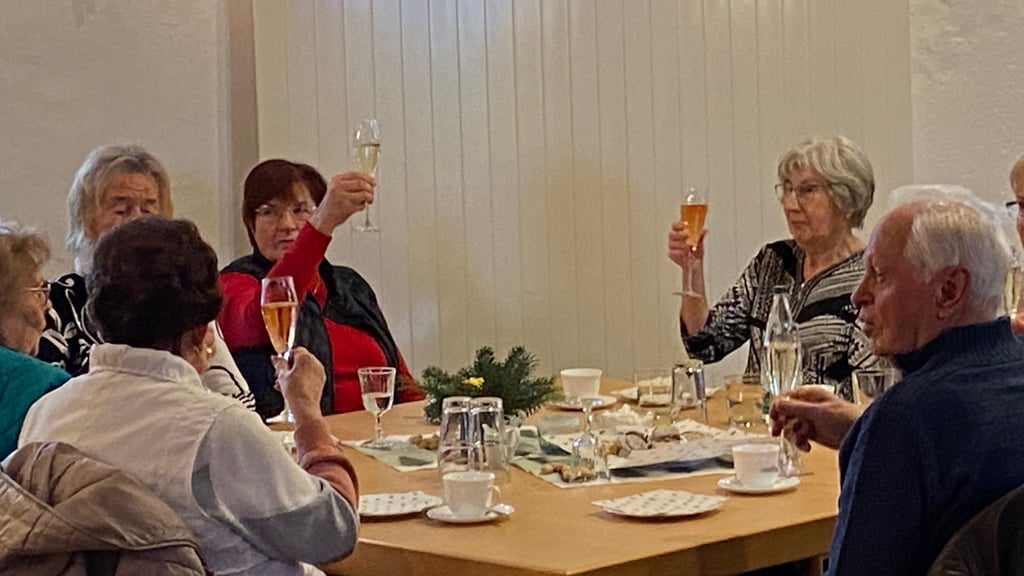 Anstoßen auf das Fest gehört auch zur traditionellen Seniorenweihnachtsfeier im Oebisfelder Rittersaal dazu.