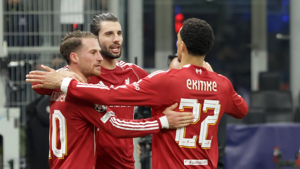 Liverpools Dominik Szoboszlau bejubelt sein Tor mit den Teamkollegen.