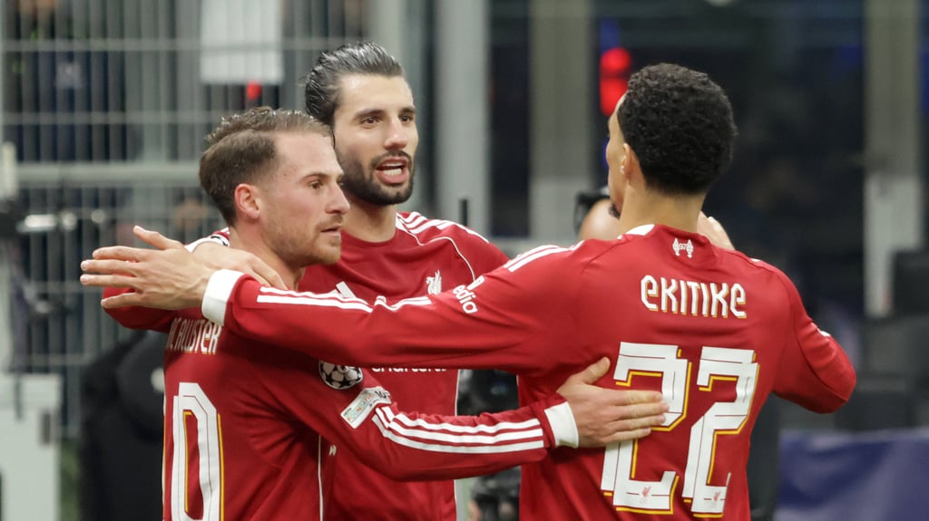 Liverpools&nbsp;Dominik Szoboszlau bejubelt sein Tor mit den Teamkollegen.