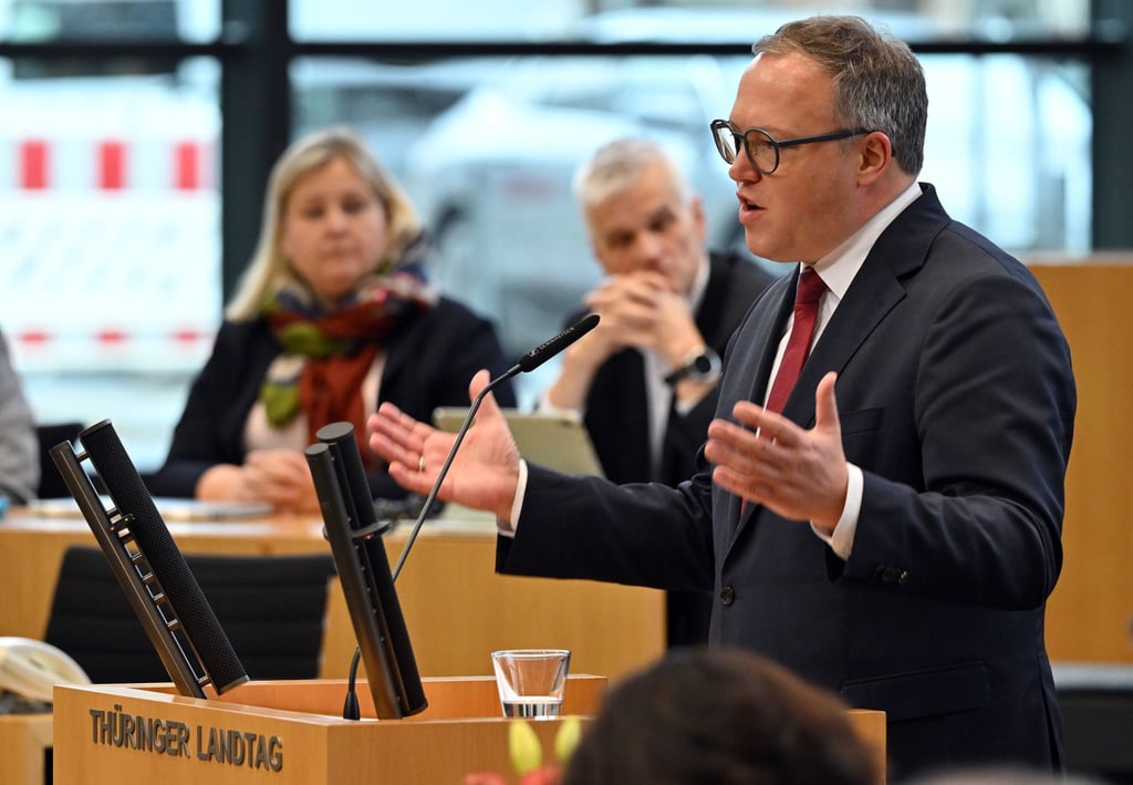 „Heute reißen wir die Mauern aus Überregulierung, Misstrauen und Papier ein“, sagte Ministerpräsident Mario Voigt (CDU) in einer Sondersitzung des Landtags zum Bürokratieabbau.
