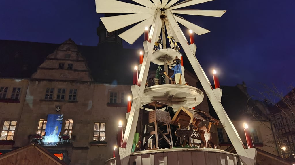 Vor dem historischen Rathaus dreht sich wieder die große Pyramide auf dem Sternthaler Weihnachtsmarkt in Blankenburg.