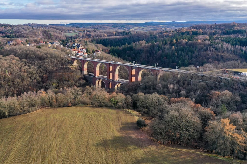 Blick auf die historische Elstertalbrücke im Vogtland. Sie wurde seit 2021 für rund 60 Millionen Euro umfangreich saniert (Luftaufnahme mit Drohne).