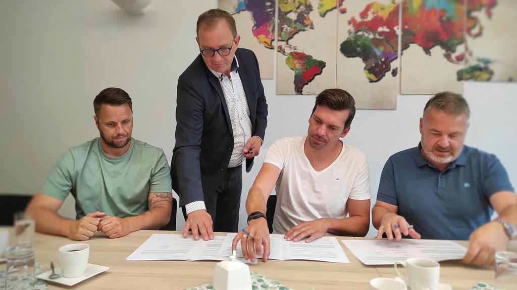 Der Bürgermeister der Gemeinde Börde-Hakel, Tim Heberling (links) – hier mit Landrat Markus Bauer (2. von links) und den Amtskollegen Gordon Tamm und Michael Stöhr (3. und 4. von links).