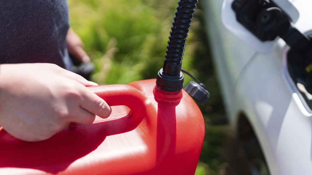 Es gibt Gesetze in Deutschland, die nicht jeder kennt: Wussten Sie, dass man ohne Benzin auf der Autobahn nicht liegen bleiben darf?