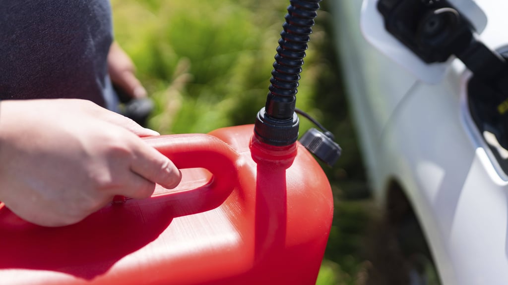 Es gibt Gesetze in Deutschland, die nicht jeder kennt: Wussten Sie, dass man ohne Benzin auf der Autobahn nicht liegen bleiben darf?