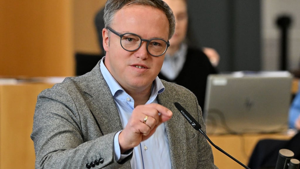 „Heute reißen wir die Mauern aus Überregulierung, Misstrauen und Papier ein“, sagte Ministerpräsident Mario Voigt (CDU). (Archivfoto)