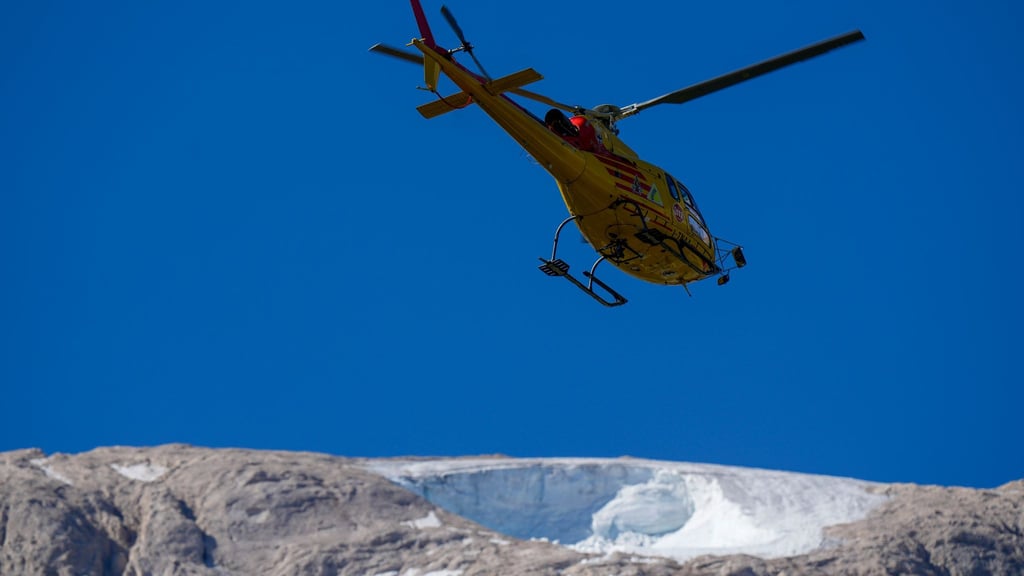 In Italien liegt in den Alpen noch nicht viel Schnee - jetzt wurde Schnee mit einem Hubschrauber eingeflogen. (Archivbild)