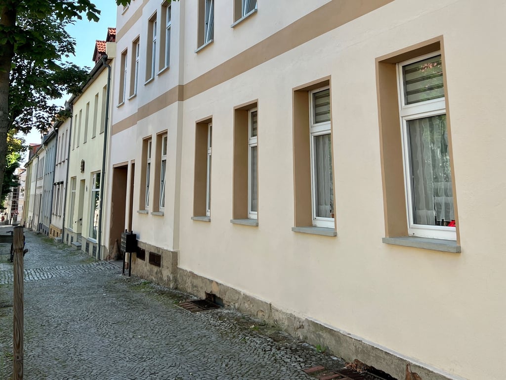 Vor diesem Wohnhaus an der Auguststraße in Bernburg kam es zum Angriff. 