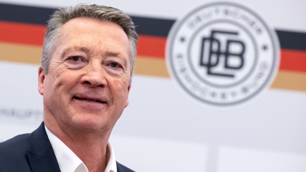 Eishockey-Bundestrainer Harold Kreis reagiert locker auf die kleine Eisfläche bei Olympia. (Archivbild)