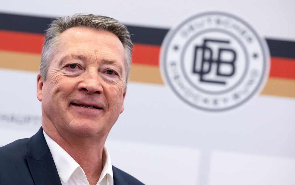 Eishockey-Bundestrainer Harold Kreis reagiert locker auf die kleine Eisfläche bei Olympia. (Archivbild)