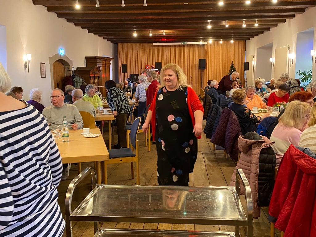 Die Seniorenbeauftragte für den Norden der Einheitsgemeinde, Christina Vogt, packt direkt mit an beim Eindecken der Tische.