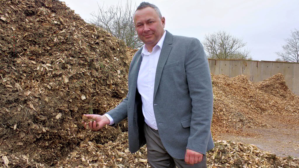 Holzhackschnitzel sind der Hauptenergieträger für das Fernwärmenetz in Osterburg, berichtet Stadtwerke-Geschäftsführer Heiko Karg.