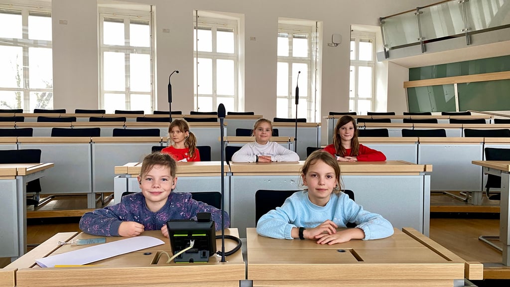 Im Rahmen der Medienklasse schnuppern Grundschüler aus Arneburg im Landtag die Luft der Politiker. 