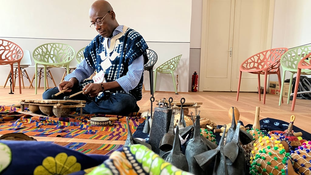 Assion Lawson, hier an einem Balafon, spricht im Weißenfelser Museum über Weihnachten in Togo.