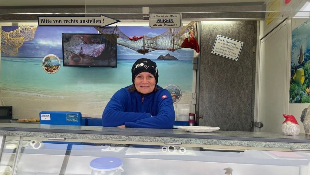 Sabine Pfeiffer aus Tucheim möchte ihren Job im mobilen Fischverkaufswagen nicht gegen einen Bürojob tauschen.