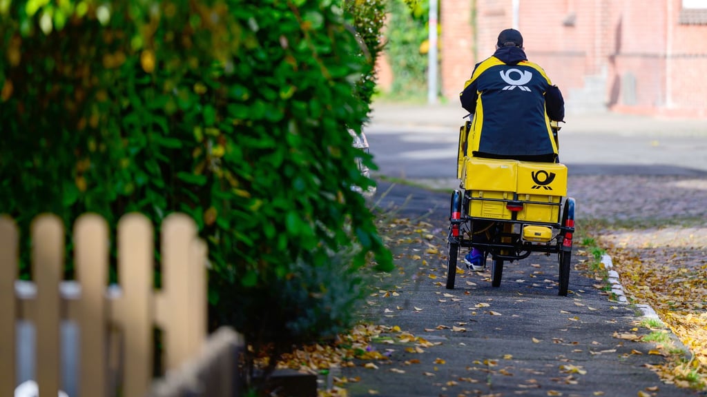 Ein Briefträger bei der Arbeit.