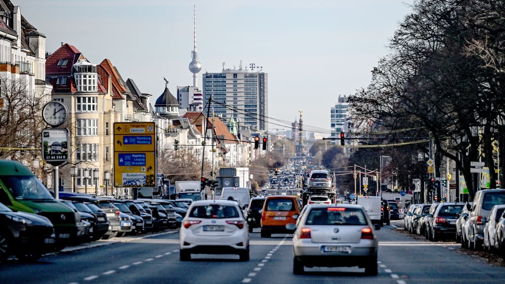 Der CO2-Ausstoß in Berlin ist im vergangenen Jahr insgesamt gesunken, allerdings nicht im Straßenverkehr. (Archivbild)
