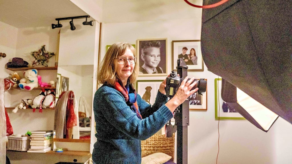  Cornelia Kirsch an der Kamera in ihrem Geschäft in der Collegienstraße 