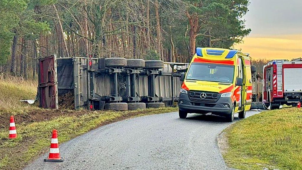 Zwischen Prettin und Hohndorf ist ein Lkw umgekippt.