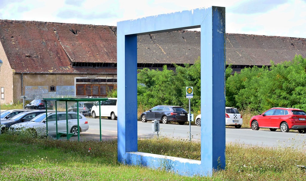Das Landkreisgelände mit dem Grundstück des Angeklagten im Hintergrund 
