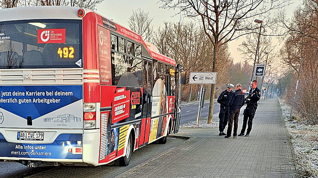 Polizisten stehen am 4. Februar neben dem Bus, der in der Lelitzer Straße gestoppt wurde. 