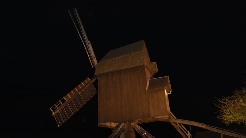 In der Weihnachtszeit, also auch jetzt, wird die Jeetzer Mühle angeleuchtet. Ein beeindruckendes Bild.