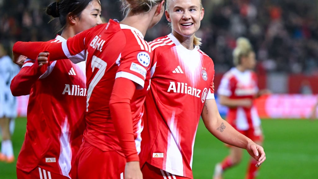 Pernille Harder (r) sorgte mit zwei Toren noch für die Wende beim Bayern-Spiel gegen Atlético Madrid. (Archivbild)