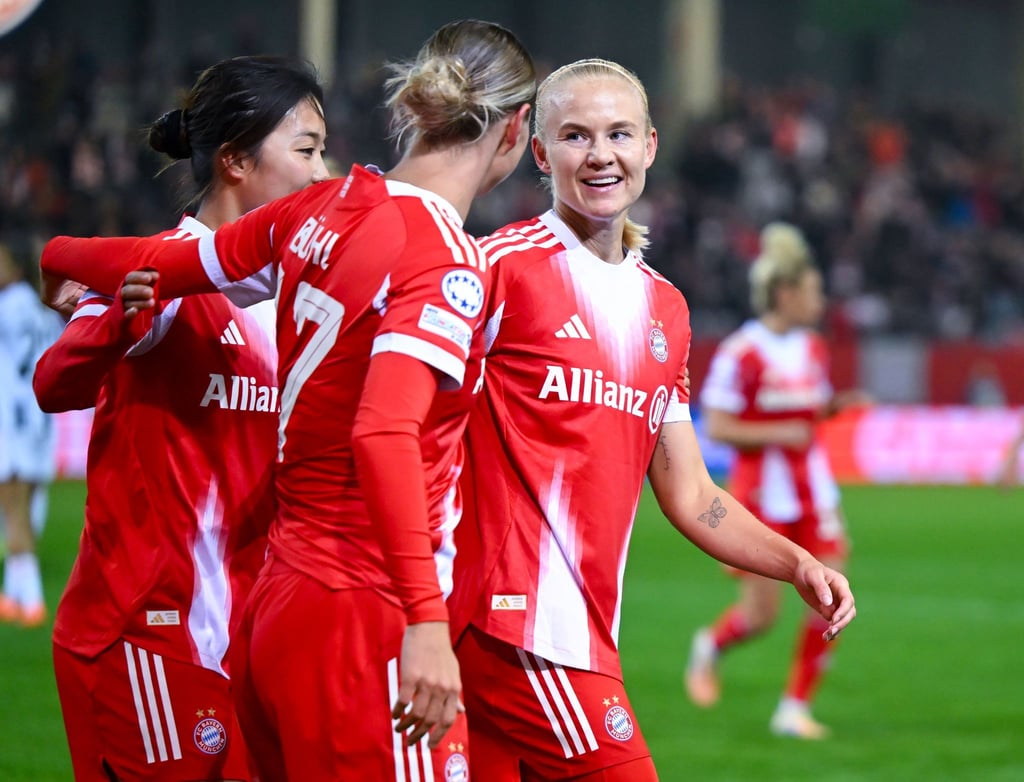 Pernille Harder (r) sorgte mit zwei Toren noch für die Wende beim Bayern-Spiel gegen Atlético Madrid. (Archivbild)