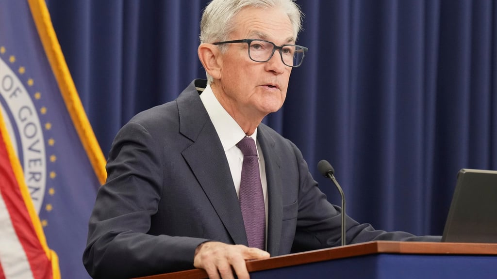 Die US-Notenbank Federal Reserve um den Vorsitzenden Jerome Powell hat erneut den Leitzins gesenkt. (Archivbild)