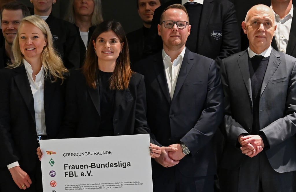 Mit auf dem Gruppenfoto: DFB-Präsident Bernd Neuendorf.