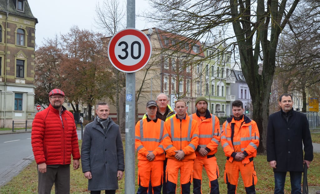 Eine neue Tempo-30-Zone ist in Oschersleben in der Bode- und Puschkinstraße von Mitarbeitern des Bauhofs (Mitte) errichtet worden. Aus diesem Anlass haben sich Vertreter von Stadt, Kreis und Land vor Ort getroffen. Darunter Landrat Martin Stichnoth und Oscherslebens Bürgermeister Benjamin Kanngießer (von links). 