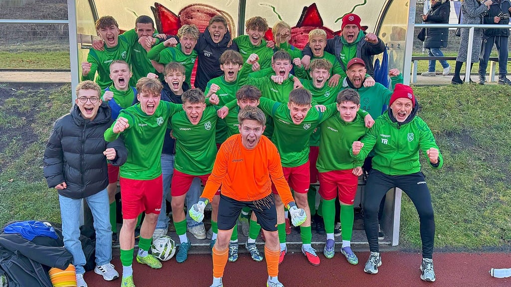 Arminias B-Junioren bejubeln den Einzug ins Pokalhalbfinale.