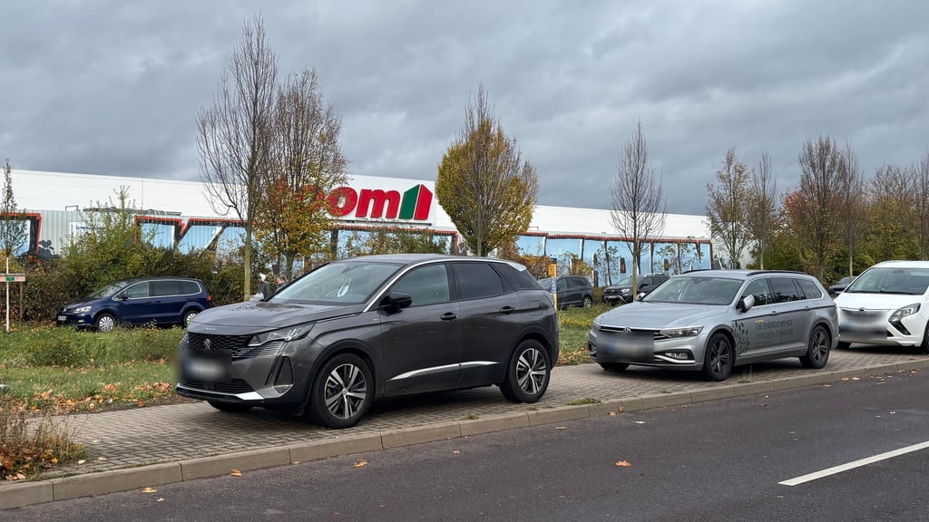 Kein Platz für Fußgänger: Autos blockieren mangels legaler Parkplätze in Stadionnähe den Gehweg am Kanonenbahnradweg – ein typisches Bild an Heimspieltagen des 1. FCM. Auch regelmäßige Kontrollen halten die Falschparker nicht ab.&nbsp;