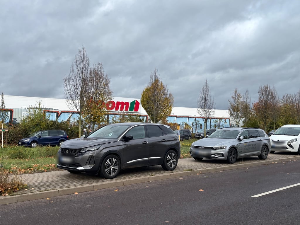 Kein Platz für Fußgänger: Autos blockieren mangels legaler Parkplätze in Stadionnähe den Gehweg am Kanonenbahnradweg – ein typisches Bild an Heimspieltagen des 1. FCM. Auch regelmäßige Kontrollen halten die Falschparker nicht ab.