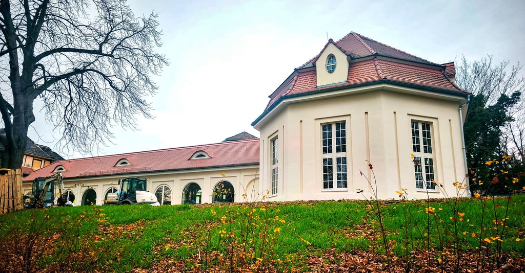 Frisch saniert, aber mit langem Atem: Hinter der hübschen Fassade des Kurmittelhauses in Bad Lauchstädt steckt eine Problembaustelle – und doch soll es nun zum Festwochenende zum Publikumsmagneten werden. 