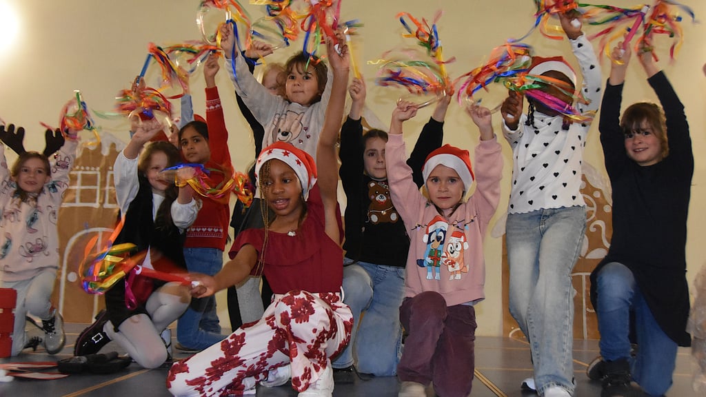 Wunder, Trubel und Abenteuer: Die Kinder wirbeln über die Bühne und bringen das Weihnachtsprogramm so richtig in Schwung.