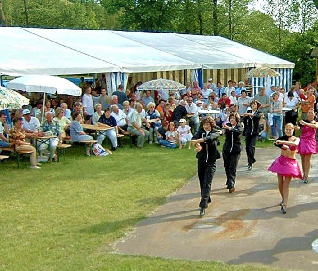Das Festzelt wird gern vom Sport- und Traditionsverein Meinsdorf zum Pfingstgelage genutzt. 