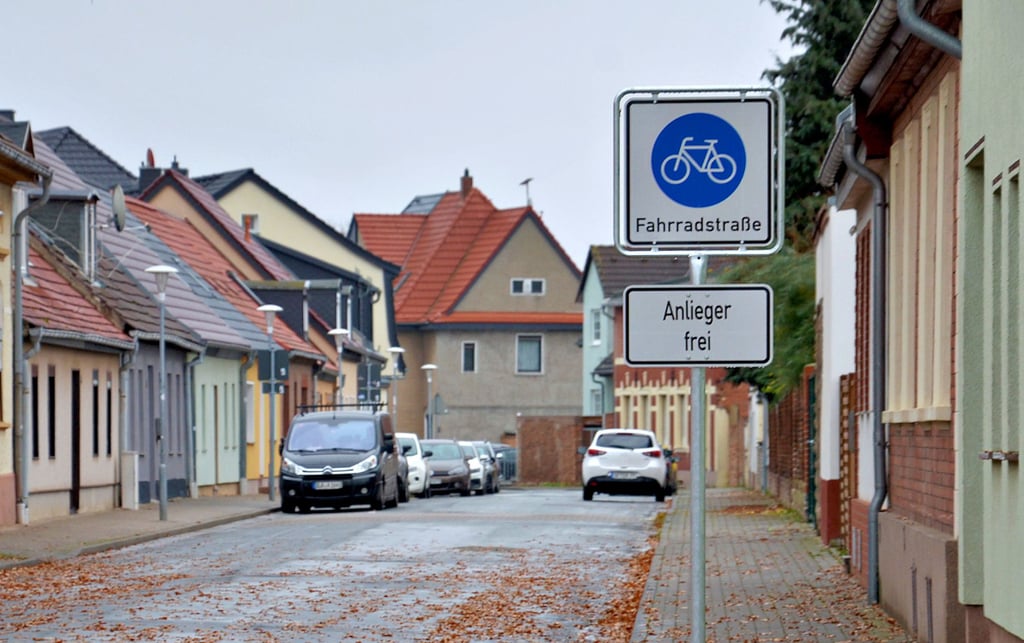 Die erste Beschilderung für die Fahrradstraße im Verlauf des Stadtgrabens in Güsten war offensichtlich nicht ausreichend - sie wurde zwischenzeitlich zugehängt.