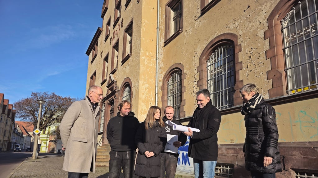 Bürgermeister Andreas Dittmann,  Bauleiter Torsten Felgenträger, Laura Strohschneider, Tochter des Gebäudeinhalbers Dirk Strohschneider, Maximilian Felgenträger, Ingenieur Gunnar Hollenbach und  Heike Hesse, Volksbank Jerichower Land, verantwortlich für den Bereich Firmenkunden, vor der Post in Zerbst.