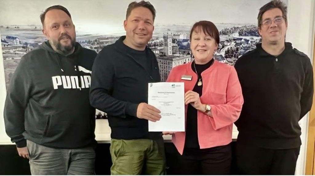 Stefan Werner, Oliver Pretzsch, Jana Kozyk und Jens Schade (v.l.n.r.) unterzeichneten den Mietvertrag für das Restaurant und die Festsäle.